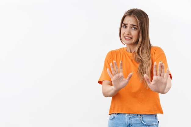 Mujer rubia asustada e insegura, niña evitando lugares llenos de gente rechazando la oferta