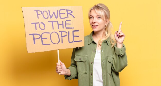 Mujer rubia bastante activista. poder para el concepto de la gente