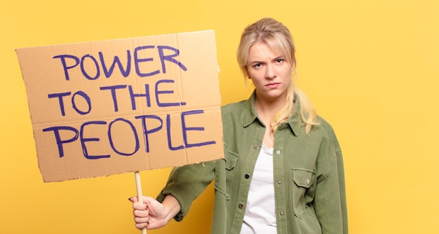 Mujer rubia bastante activista. poder para el concepto de la gente