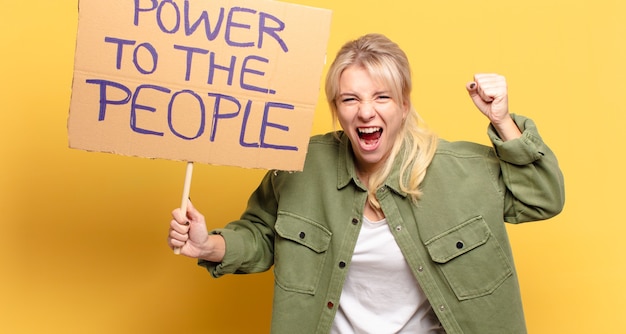 Mujer rubia bastante activista. poder para el concepto de la gente