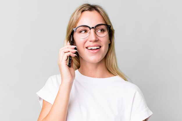 Mujer rubia bastante caucásica usando su teléfono inteligente