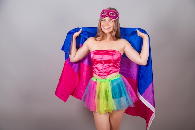 Mujer rubia brasileña vestida con ropa de carnaval rosa con bandera bisexual Orgullo bi