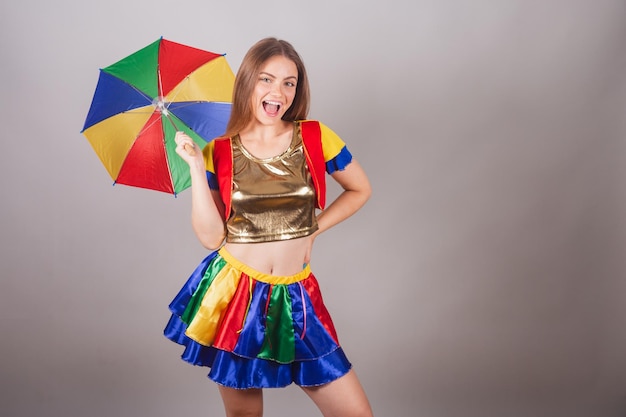 Mujer rubia brasileña vestida con ropa de frevo carnaval con colorido paraguas frevo