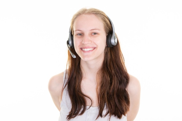 Mujer rubia de cabello largo feliz en call center sonriendo feliz retrato de operador de soporte alegre en auriculares de teléfono