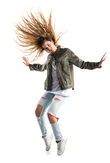 Foto mujer rubia con cabello en movimiento