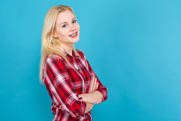 Mujer rubia en camisa a cuadros roja