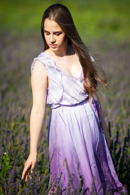 Mujer rubia en el campo del jardín en verano