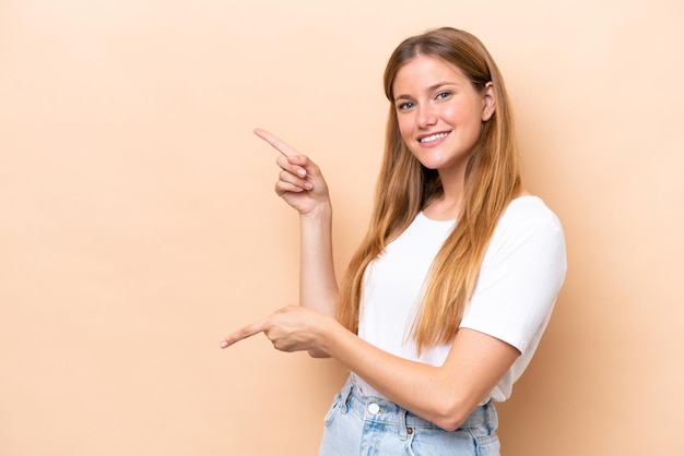 Mujer rubia caucásica joven