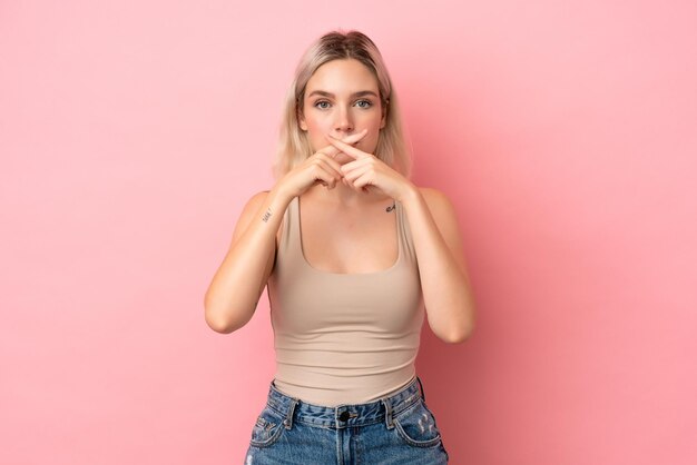 Mujer rubia comiendo palomitas de maíz posando con los brazos en la cadera