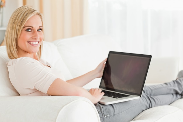 Mujer rubia con un cuaderno