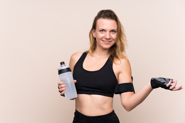 Mujer rubia deporte con botella de agua deportiva