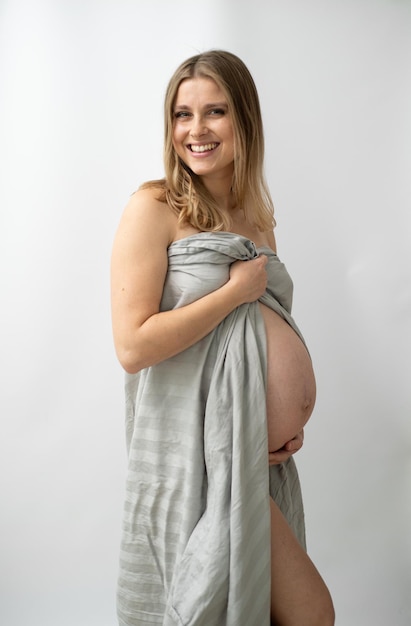 Mujer rubia embarazada