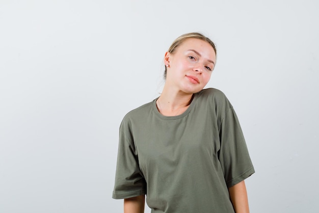 La mujer rubia está sonriendo sobre fondo blanco.