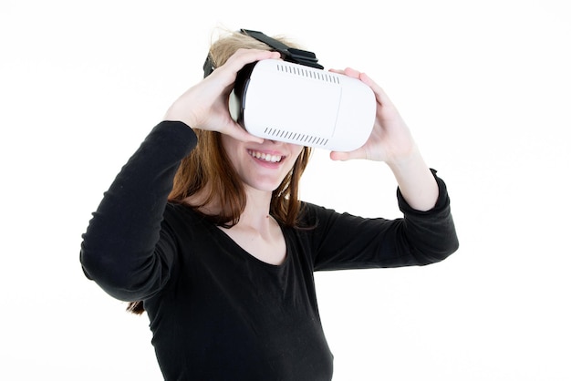 Mujer rubia en gafas de realidad virtual Foto de estudio sobre fondo blanco.