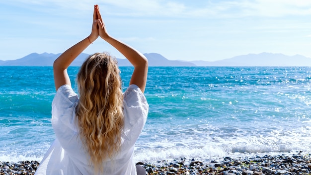 Mujer rubia haciendo yoga