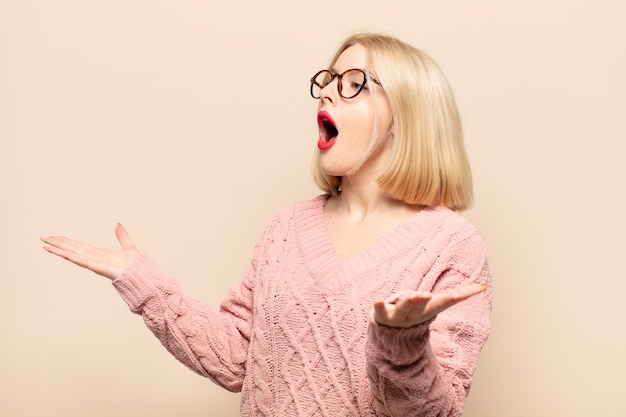 Mujer rubia interpretando ópera o cantando en un concierto o espectáculo, sintiéndose romántica, artística y apasionada