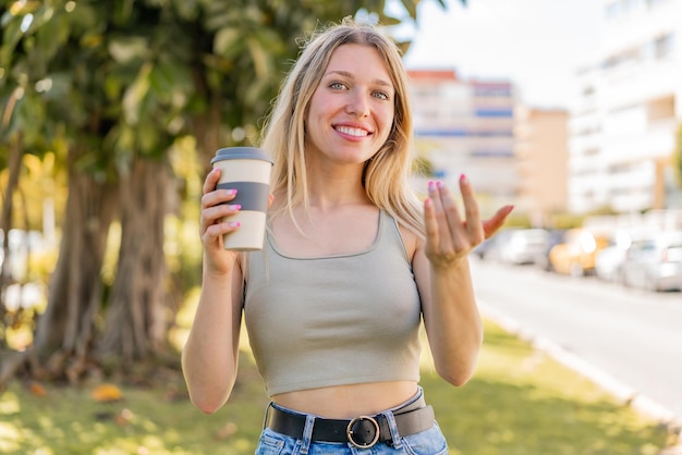 Mujer rubia joven al aire libre