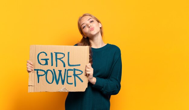 Mujer rubia joven. concepto de igualdad y poder femenino