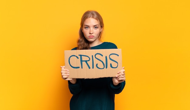 Mujer rubia joven que necesita ayuda. concepto de crisis