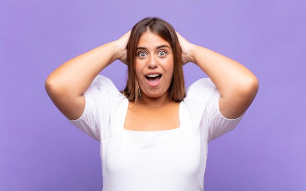 Mujer rubia joven que parece feliz, despreocupada, amigable y relajada disfrutando de la vida y el éxito, con una actitud positiva