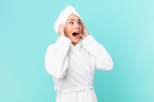 Mujer rubia joven que se siente feliz, emocionada y sorprendida. concepto de ducha.