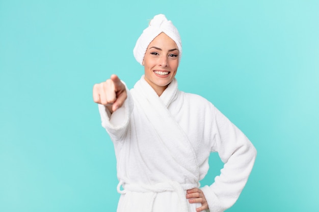 Mujer rubia joven señalando eligiéndote. concepto de ducha.