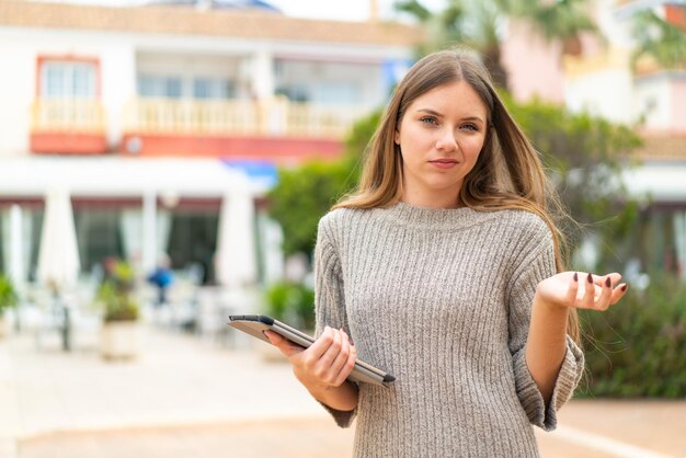 Mujer rubia joven sobre fondo aislado