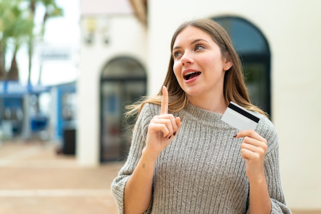 Mujer rubia joven sobre fondo aislado