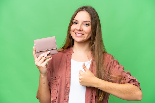 Mujer rubia joven sobre fondo aislado