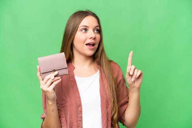 Mujer rubia joven sobre fondo aislado