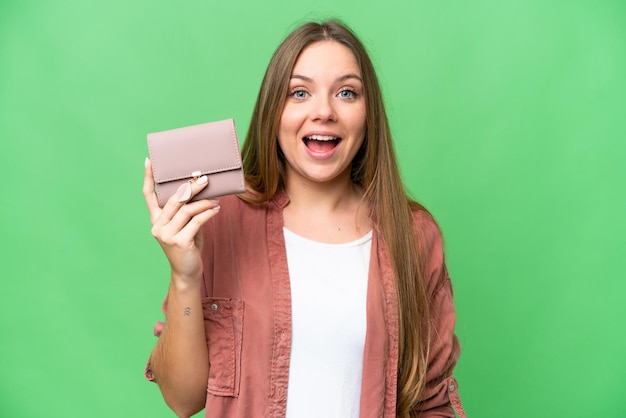 Mujer rubia joven sobre fondo aislado