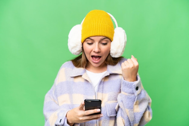 Mujer rubia joven sobre fondo aislado