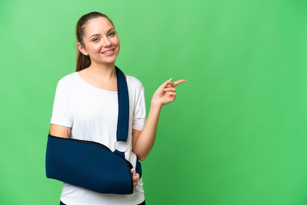 Mujer rubia joven sobre fondo aislado