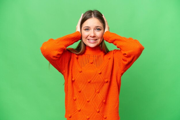 Foto mujer rubia joven sobre fondo de clave de croma aislado haciendo un gesto nervioso