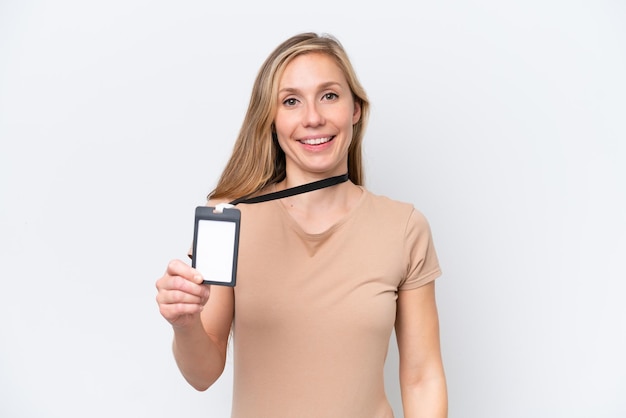 Foto mujer rubia joven con tarjeta de identificación aislada sobre fondo blanco sonriendo mucho