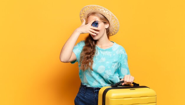 Mujer rubia joven. vacaciones o concepto de viaje