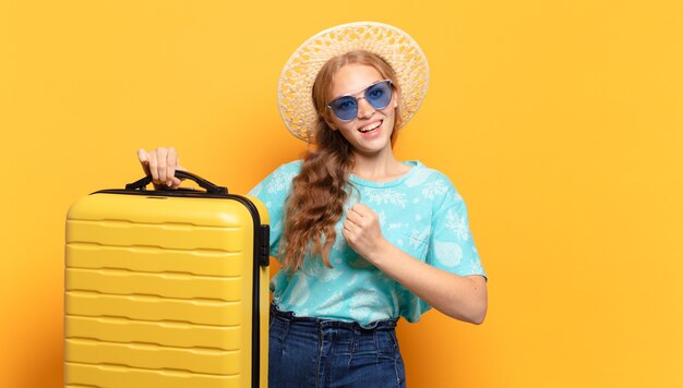 Mujer rubia joven. vacaciones o concepto de viaje