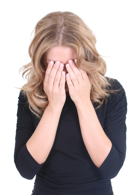 Mujer rubia llorando en negro sobre blanco