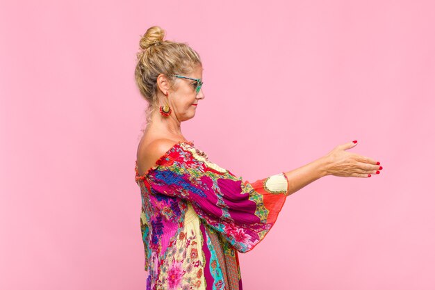 Mujer rubia de mediana edad sonriendo