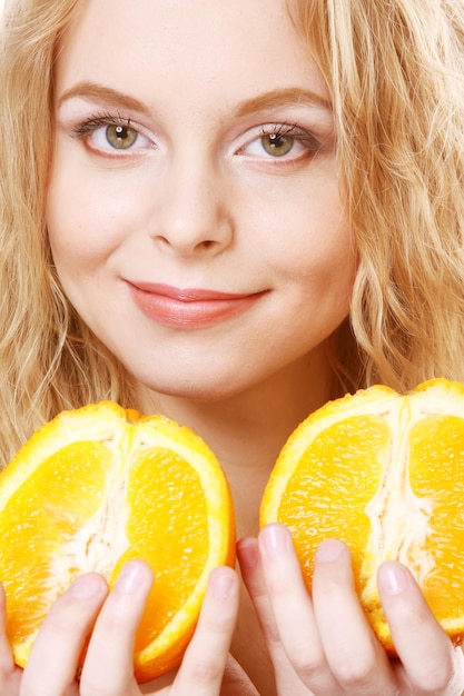 Mujer rubia con naranjas en sus manos