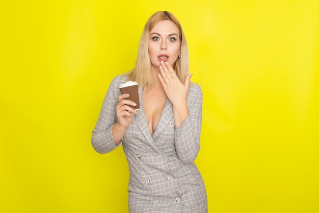 Mujer rubia de negocios con taza de café