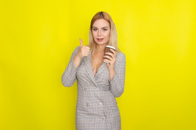 Mujer rubia de negocios con taza de café