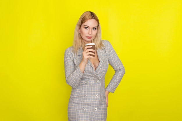 Mujer rubia de negocios con taza de café