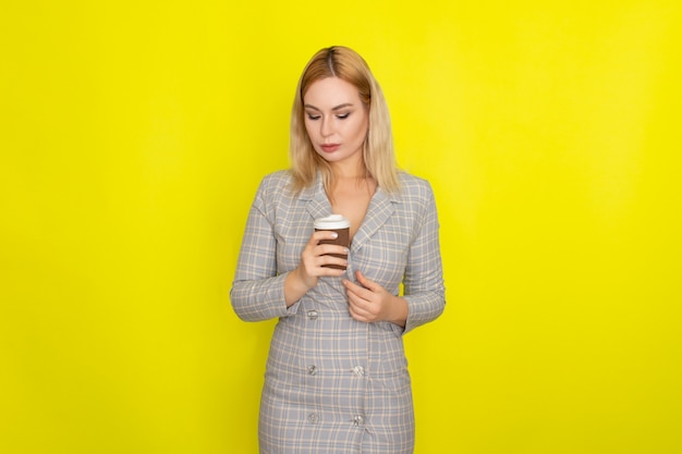 Mujer rubia de negocios con taza de café