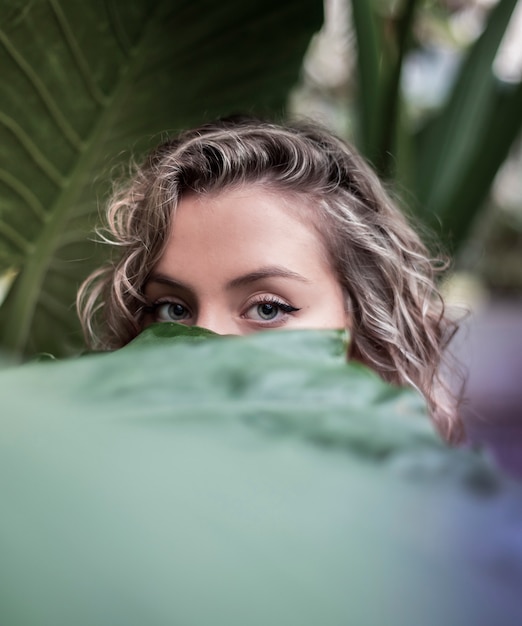 mujer rubia ojos azules en jardín botánico