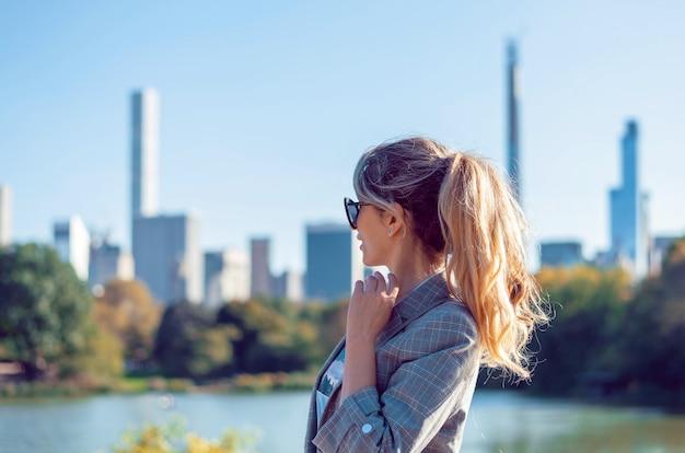 Mujer rubia en el parque central de Nueva York