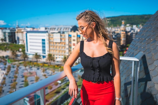 Mujer rubia pasando vacaciones en un hotel de lujo en una terraza