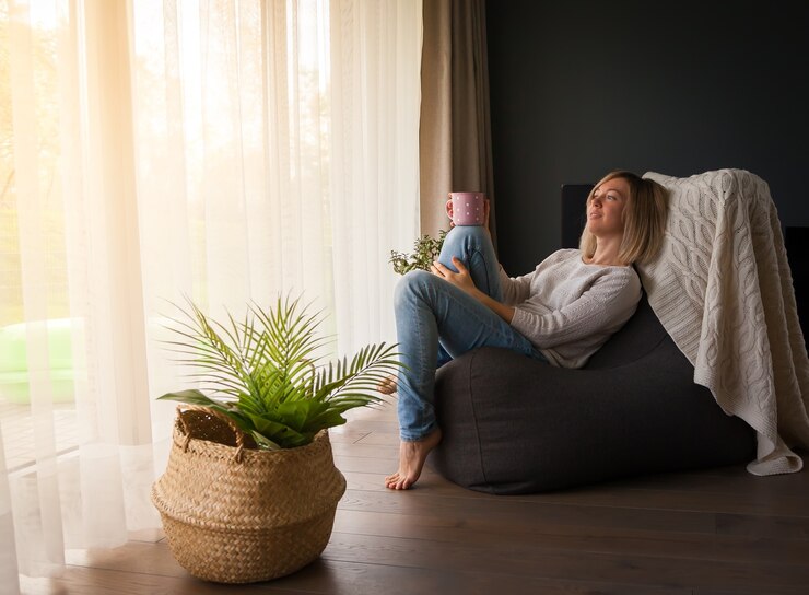 Mujer rubia pensando mientras toma un café