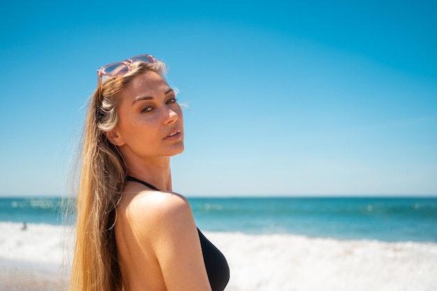 Mujer rubia en la playa