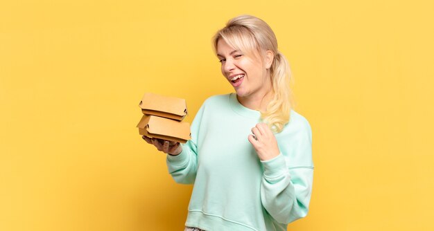 Mujer rubia que parece arrogante, exitosa, positiva y orgullosa